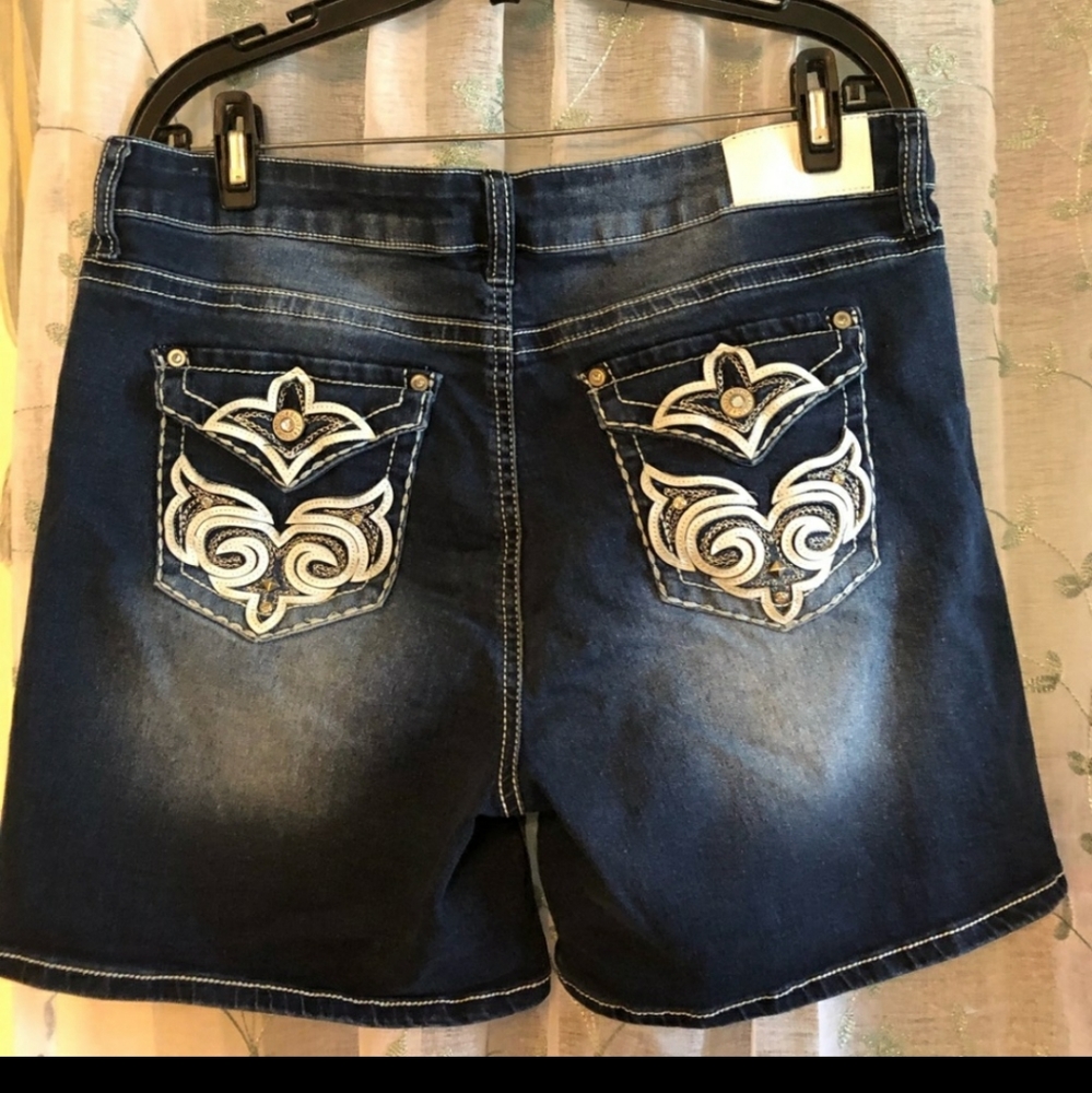 Embellished pocket blue jeans with bit of stretch